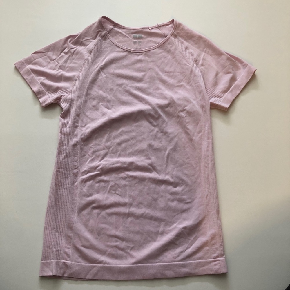 Uniqlo Airism shortsleeve Top